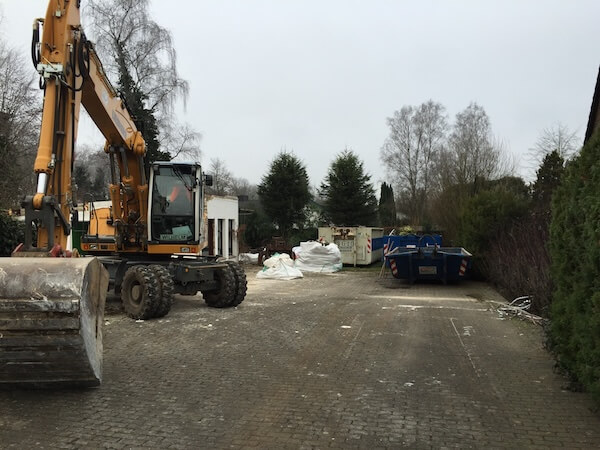 Nach Kauf des Grundstücks stand zunächst der Abriss vom Altbestand an